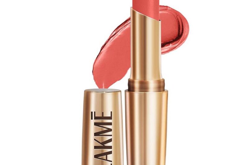 Lakme Powerplay Priming Matte Lipstick, Smooth Matte Finish, Lightweight Lipstick, Smudgeproof, Lasts 16hrs, Hydrates Lips, Coral Date, 3.6g