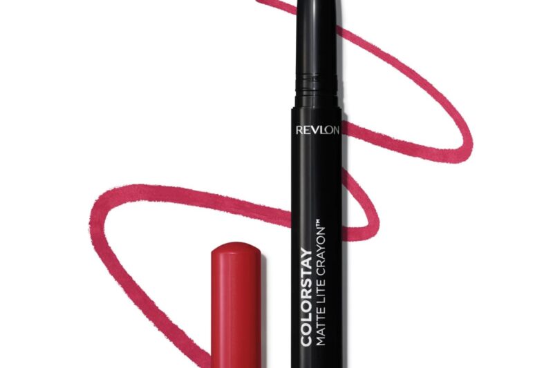 REVLON Colorstay Matte Lite Crayon Lipstick, Ultra-Precise Tip with built in Sharpner, Bold Color in Comfortable, Non-Drying Matte Formula, Water-Resistant Non-Drying Lipcolor Air Kiss – (010)